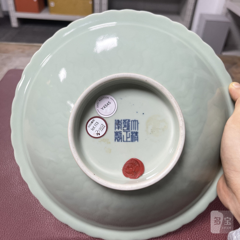 清雍正 粉青釉暗刻水波纹折沿花口大碗 - 图8